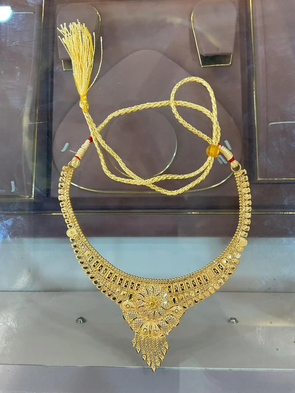 NECKLESS 