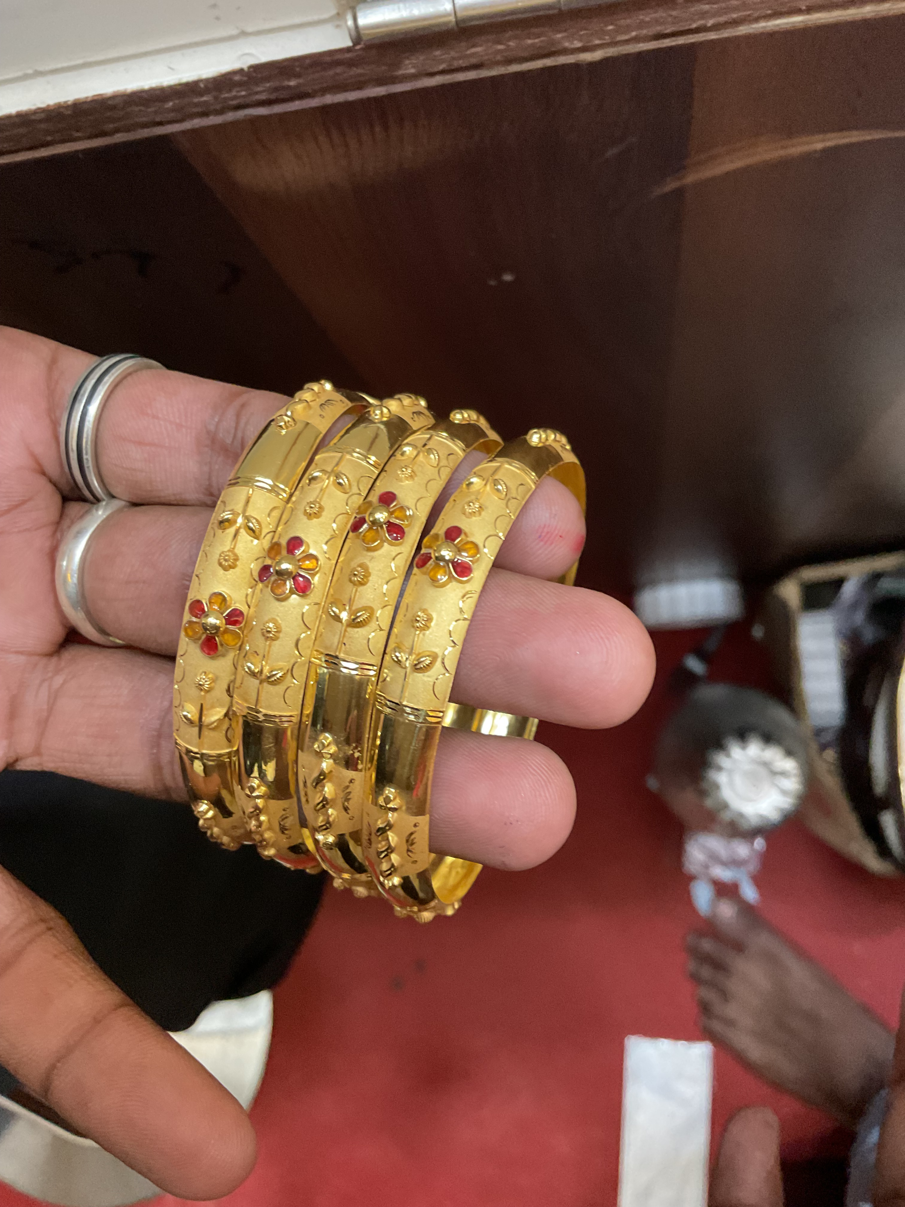 Gold bangal