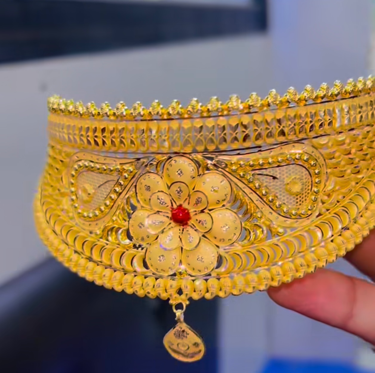     Traditional Gold Look Choker Set